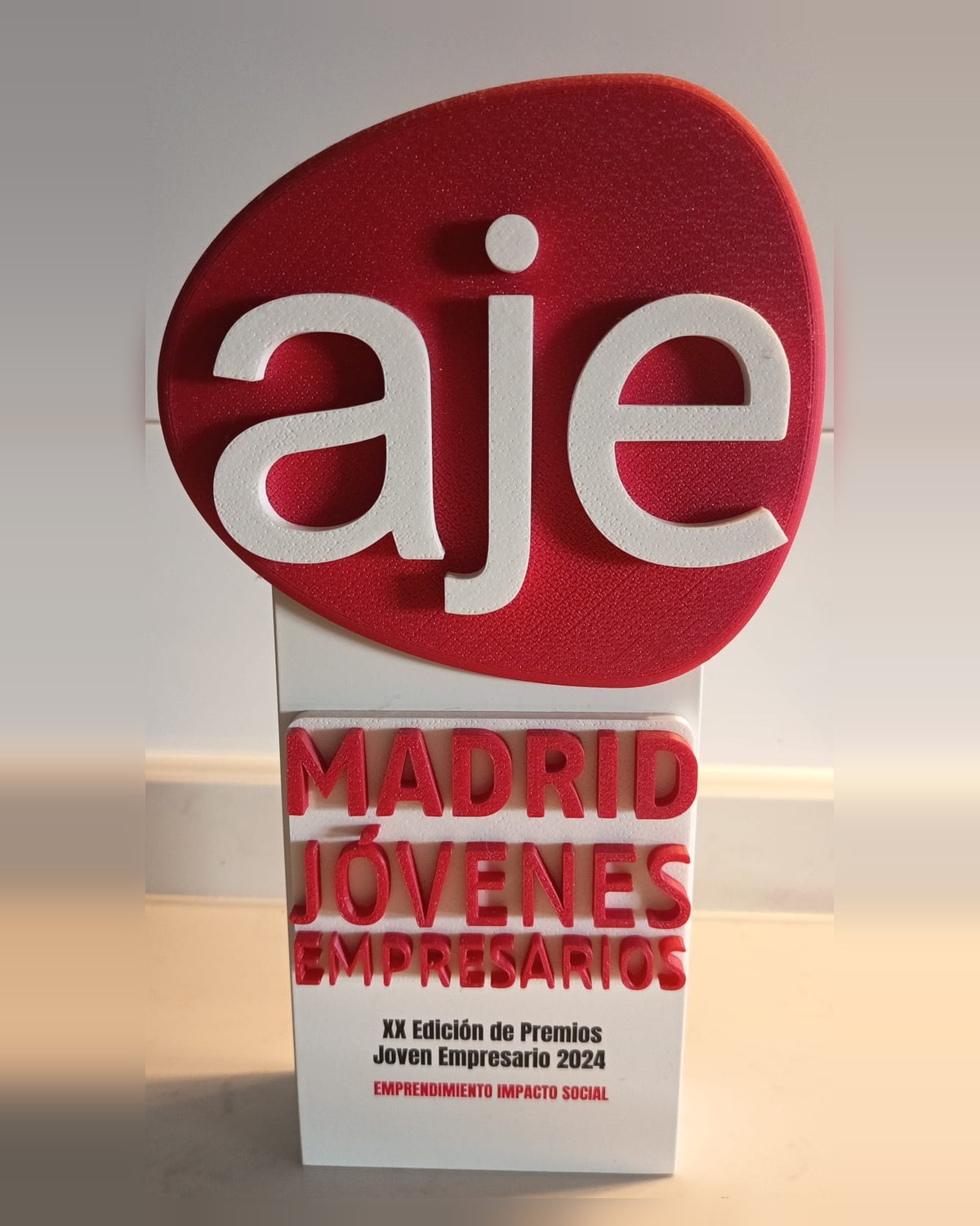 Trofeo del Premio Joven Empresario 2024 de AJE Madrid, categoría Emprendimiento Impacto Social